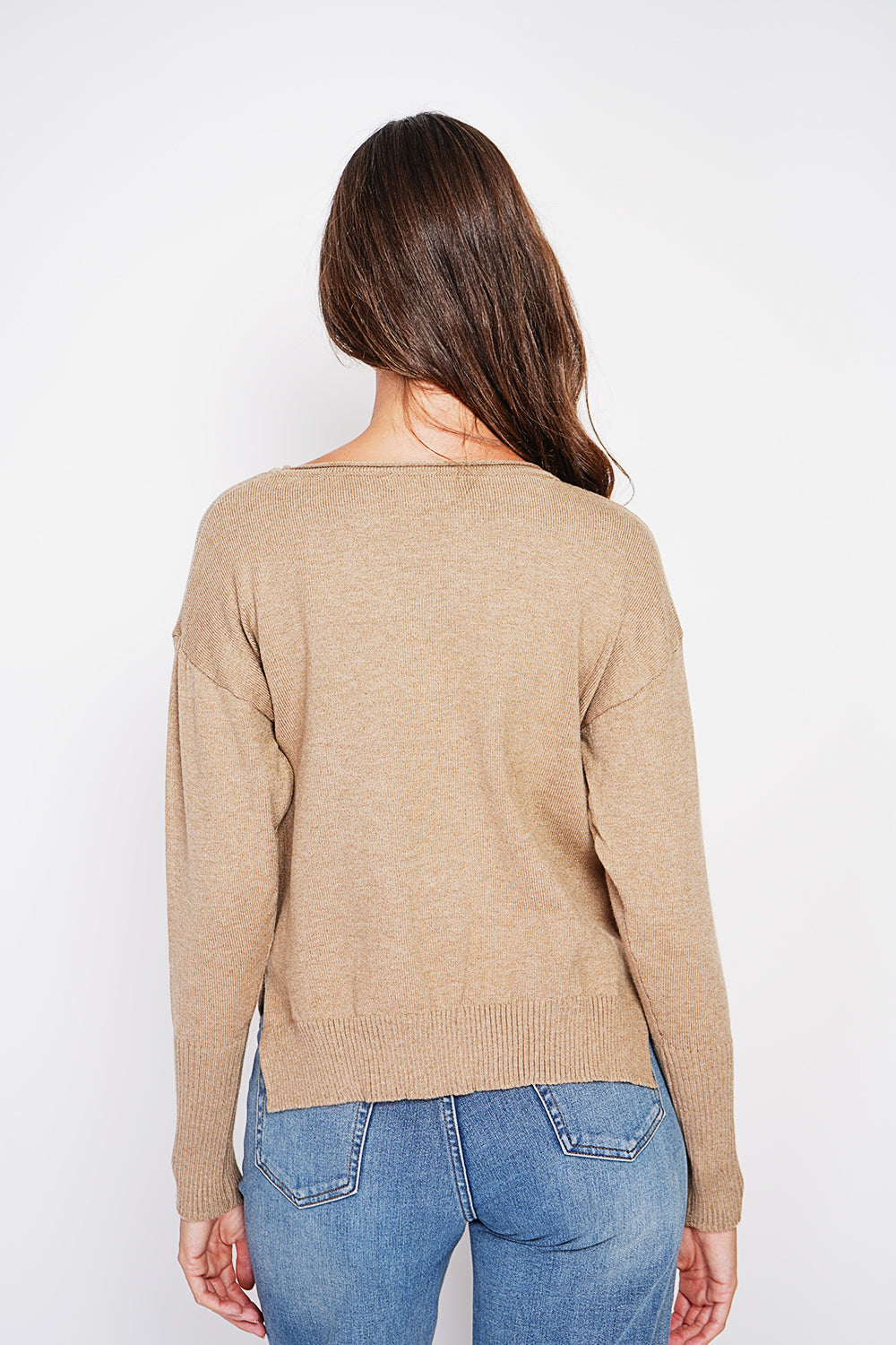 Maglione oversize a collo alto con parte anteriore traforata e maniche lunghe Cammello