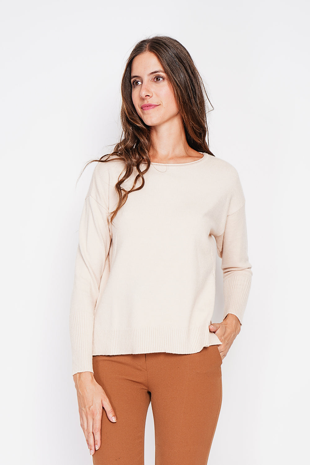 Maglione oversize a collo alto con parte anteriore traforata e maniche lunghe Crema