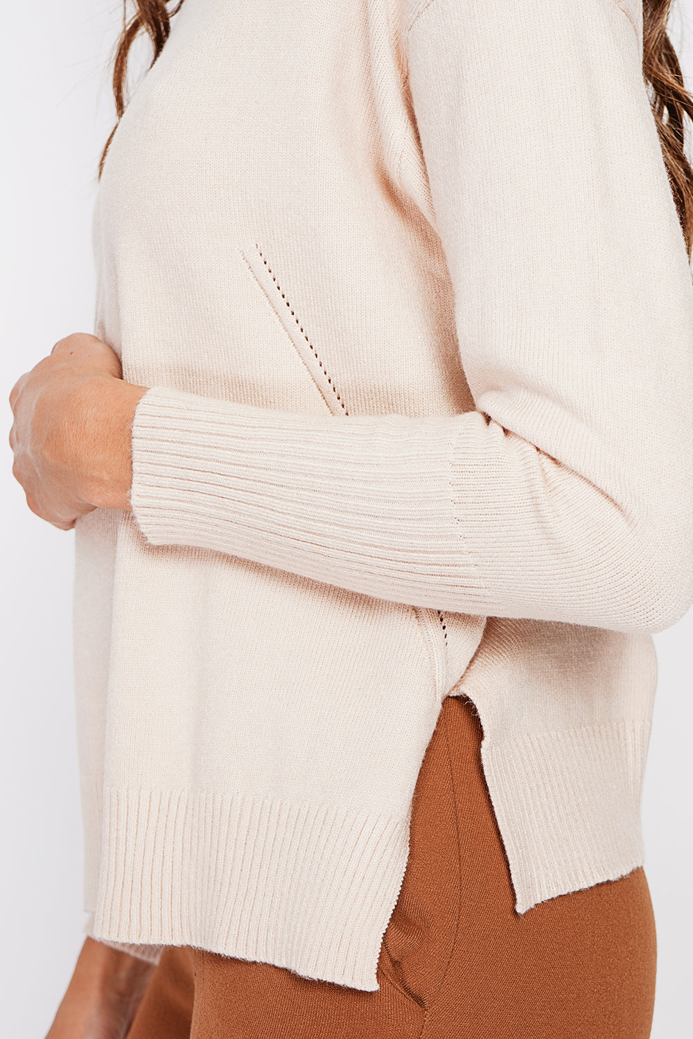 Maglione oversize a collo alto con parte anteriore traforata e maniche lunghe Crema