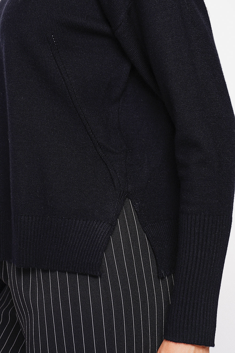 Maglione oversize a collo alto con parte anteriore traforata e maniche lunghe Nero