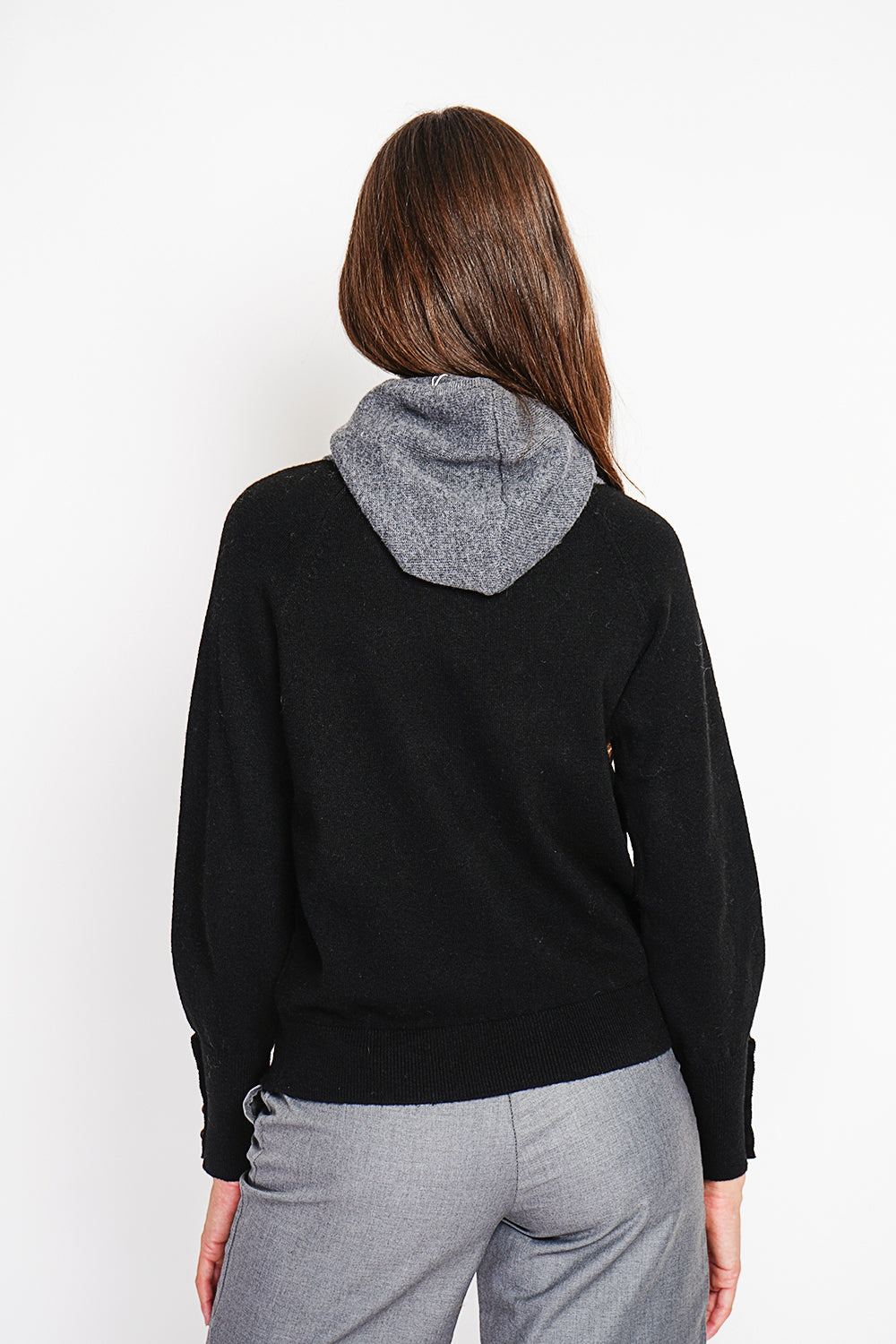 Maglione oversize a collo alto con abbottonatura nella parte inferiore delle maniche lunghe Nero