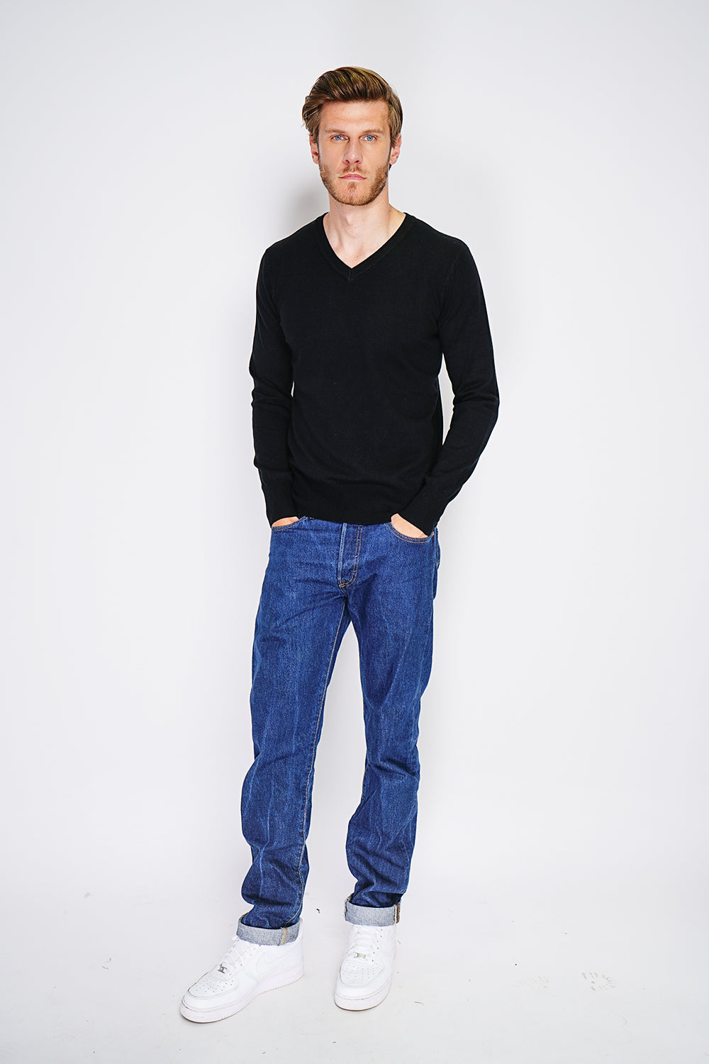 Maglione classico con scollo a V e maniche lunghe, lavorato a maglia a 3 fili - Nero