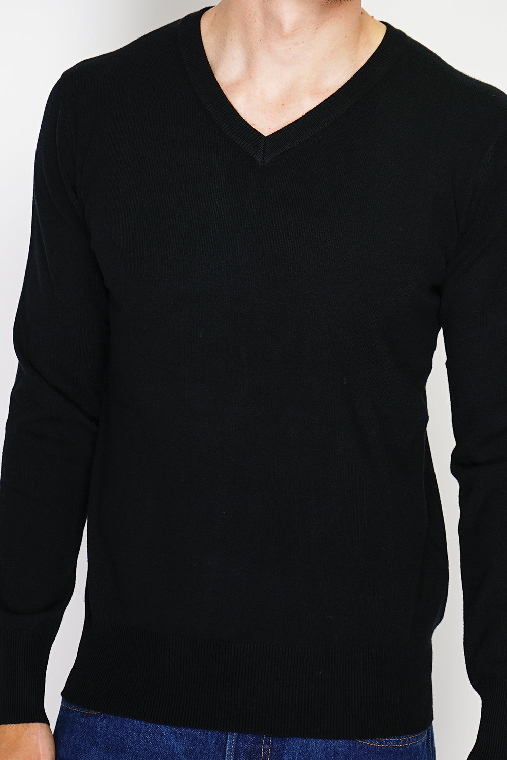 Maglione classico con scollo a V e maniche lunghe, lavorato a maglia a 3 fili - Nero