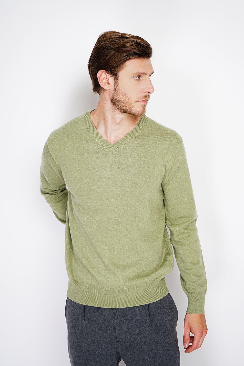 Maglione classico con scollo a V e maniche lunghe, lavorato a maglia a 2 fili - Verde Mandorla