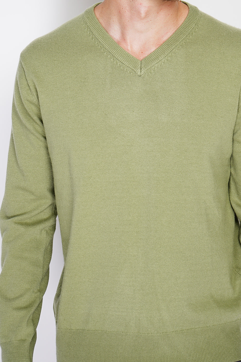 Maglione classico con scollo a V e maniche lunghe, lavorato a maglia a 2 fili - Verde Mandorla