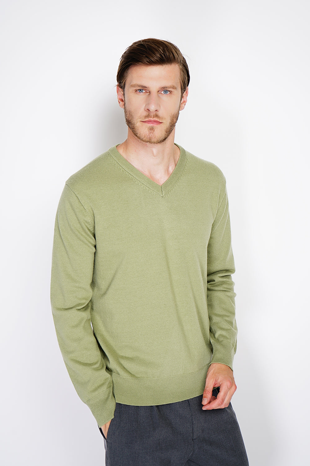 Maglione classico con scollo a V e maniche lunghe, lavorato a maglia a 2 fili - Verde Mandorla
