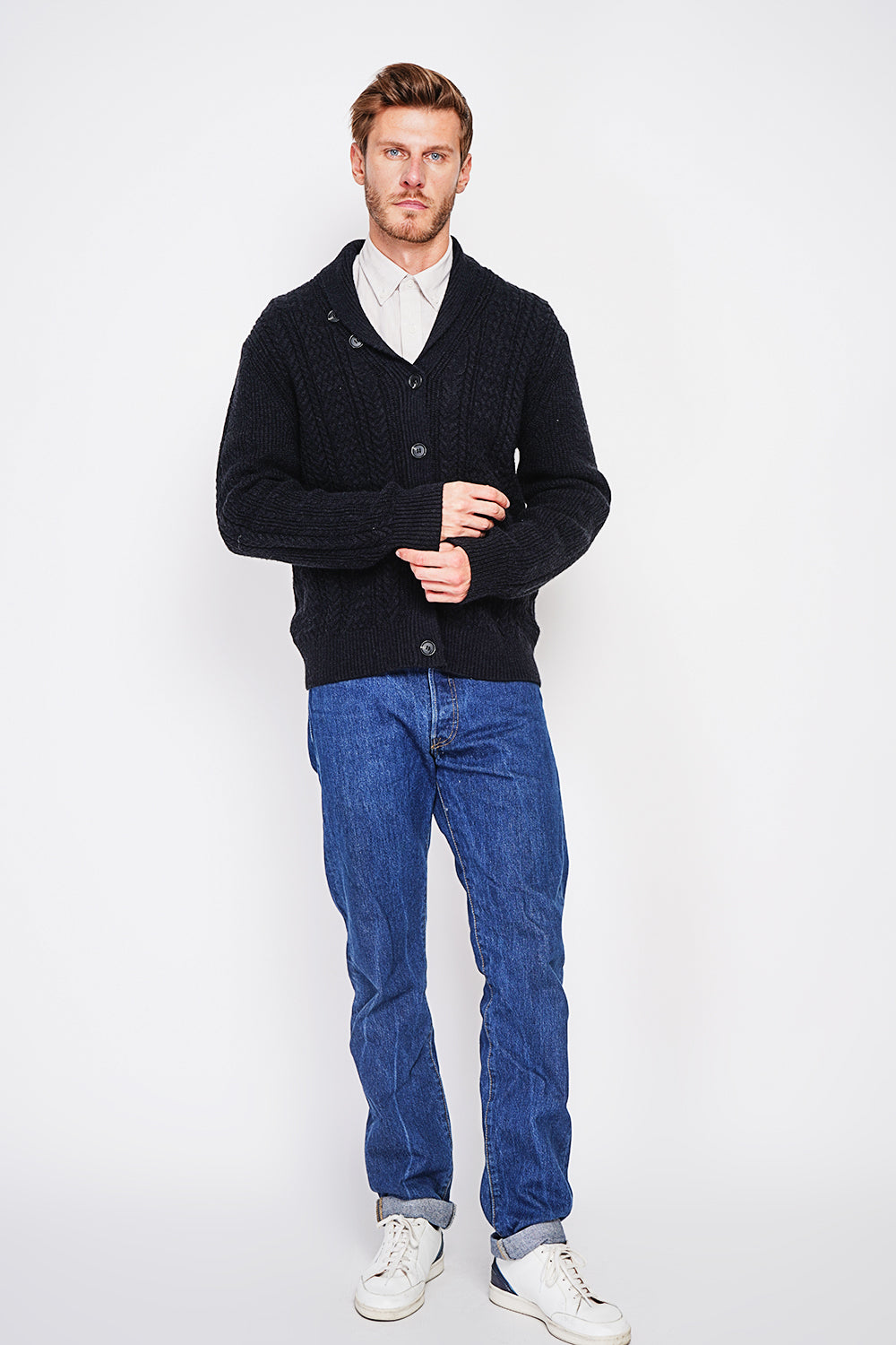 Cardigan a maniche lunghe con collo sciallato e bottoni intrecciati Nero