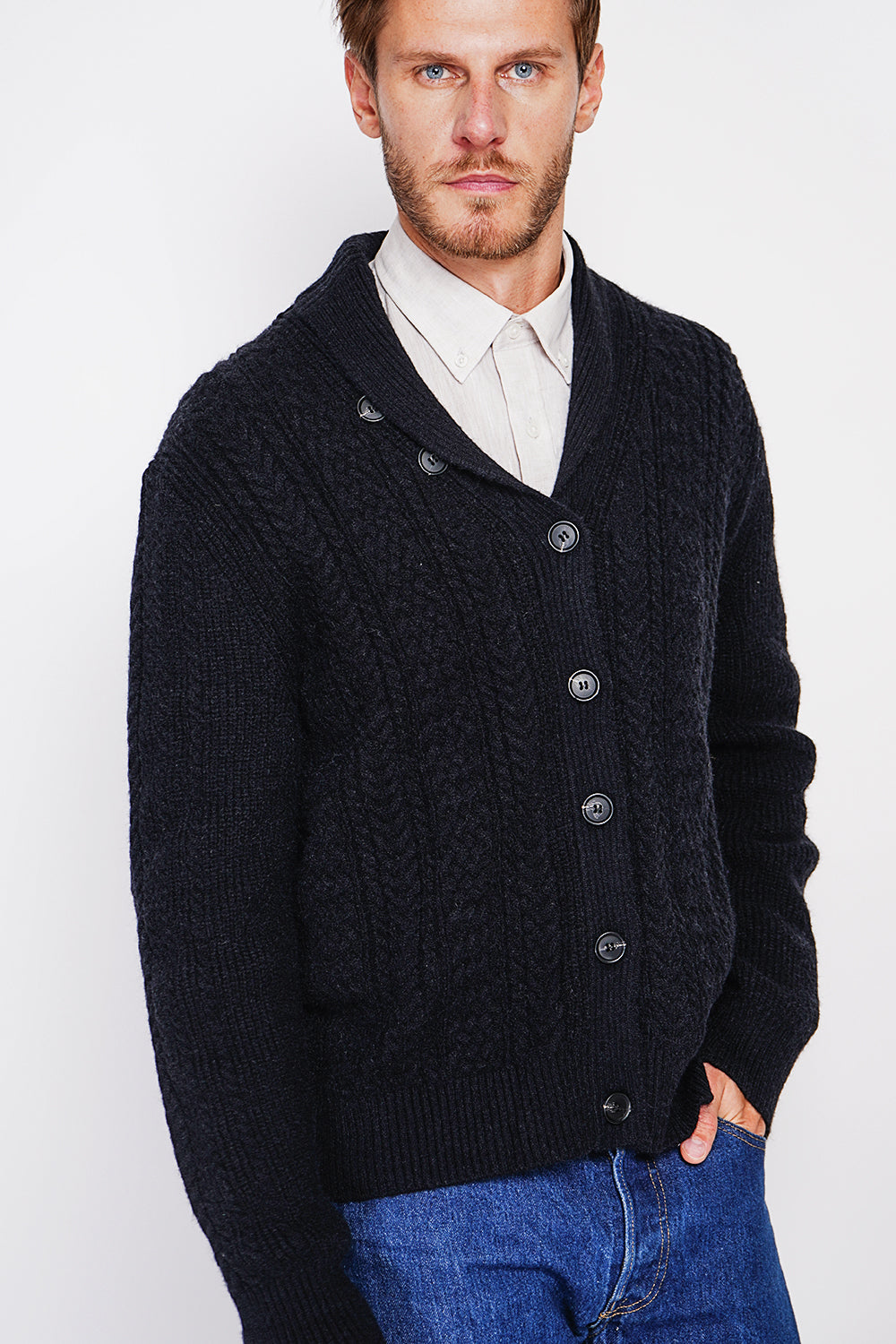 Cardigan a maniche lunghe con collo sciallato e bottoni intrecciati Nero