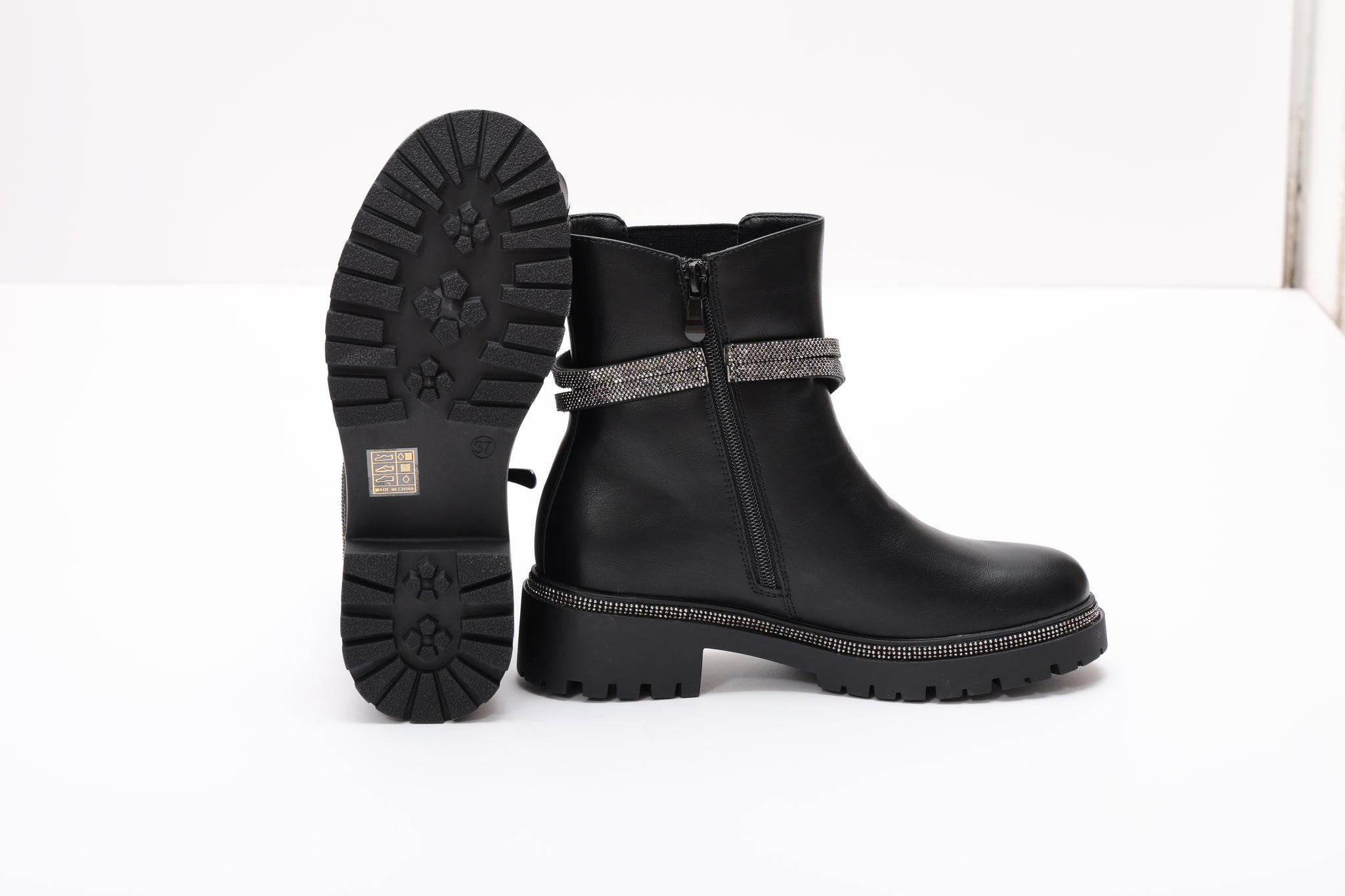 Stivaletti in simil pelle con applicazioni argentate Nero