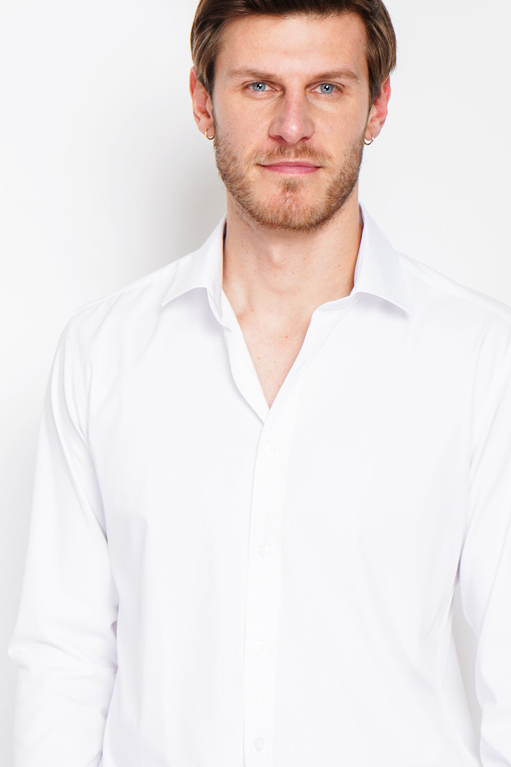 Camicia dal taglio dritto con colletto classico, polsino spezzato a due bottoni, materiale tecnico Bianco