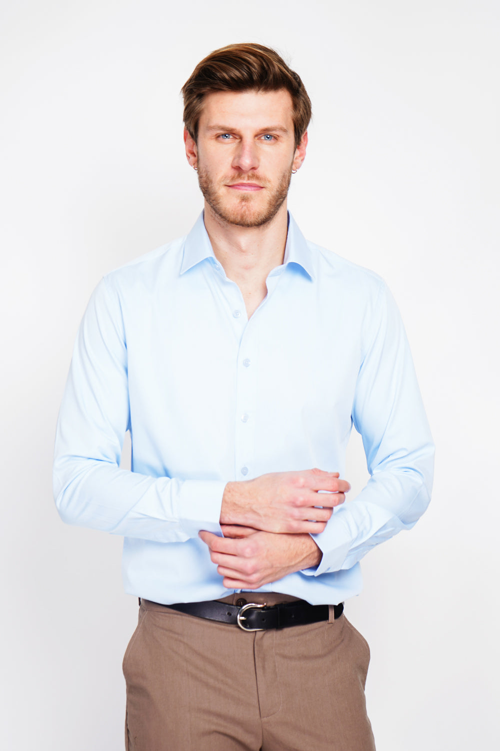 Camicia dal taglio dritto con colletto classico, polsino spezzato a due bottoni, materiale tecnico Cielo azzurro