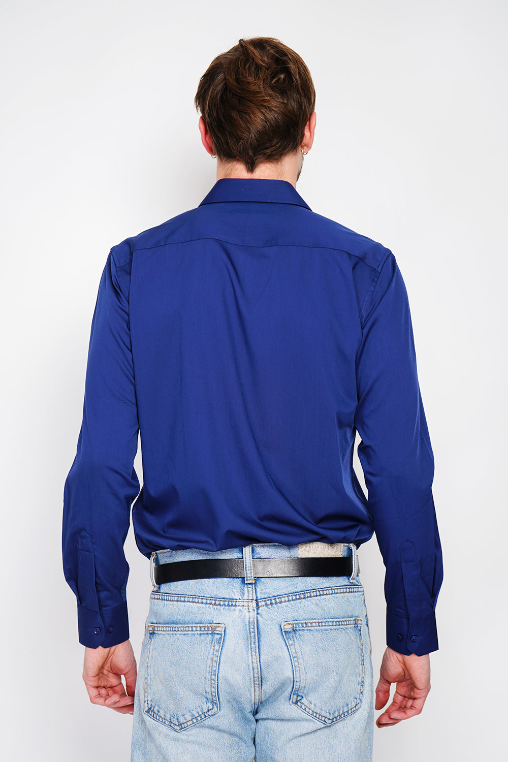 Camicia dal taglio dritto con colletto classico, polsino spezzato a due bottoni, materiale tecnico Blu navy