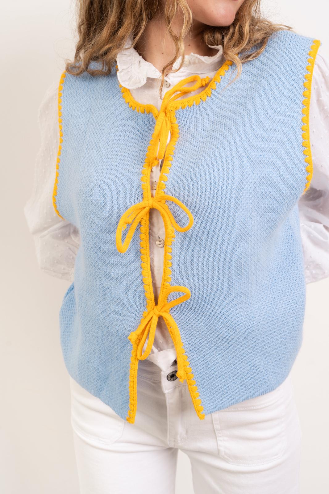 Gilet in maglia azzurro e giallo