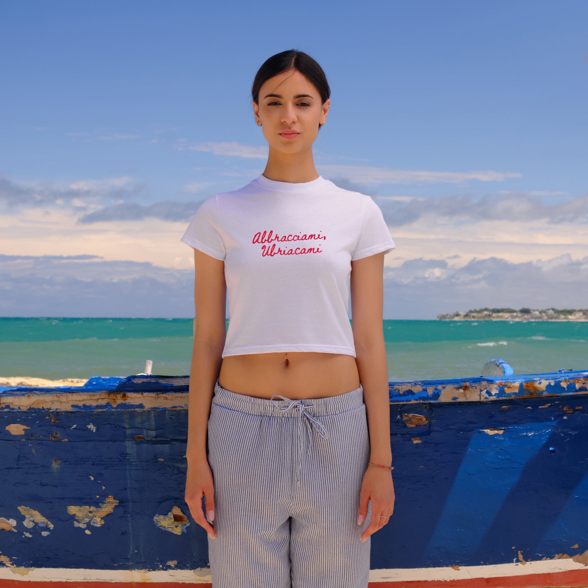 Baby Tee "Abbracciami, Ubriacami"