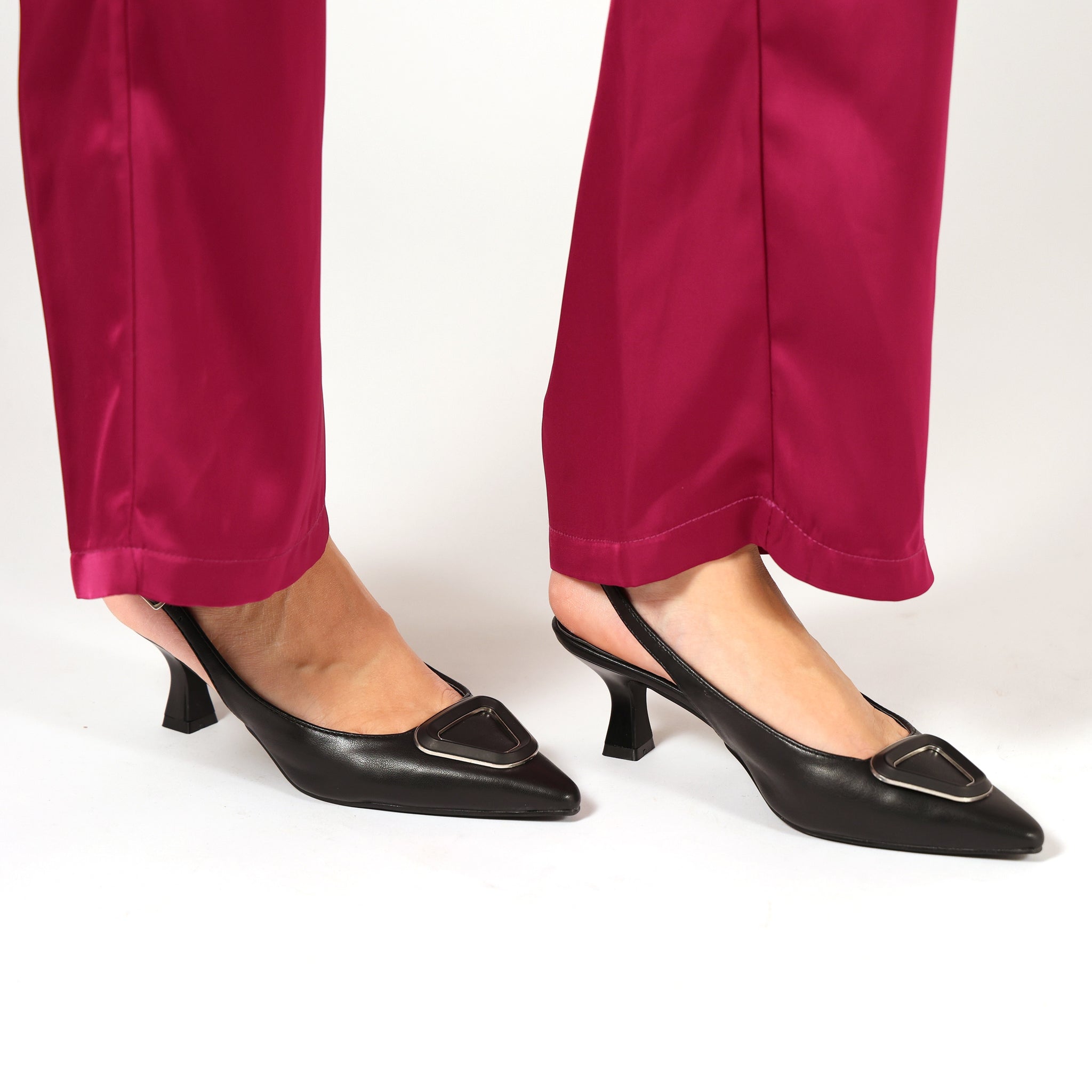 Dècolletè slingback con tacco basso a rocchetto e dettaglio sulla punta Nero