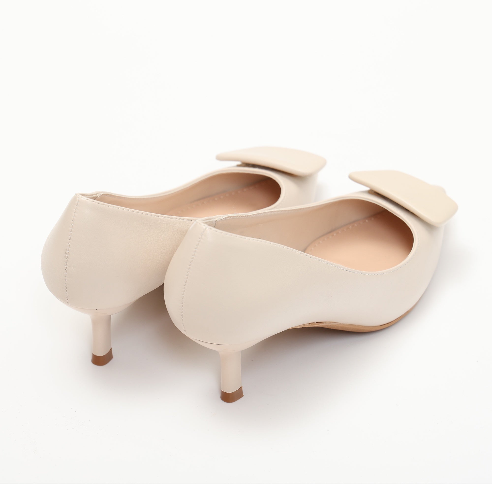 Dècolletè pumps in simil pelle con tacco basso e dettaglio sulla punta Beige