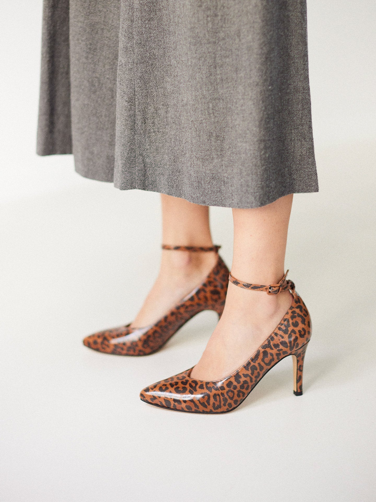 Leopard Pumps in Leather with Pointed toe and Ankle Strap | Iva Leopard