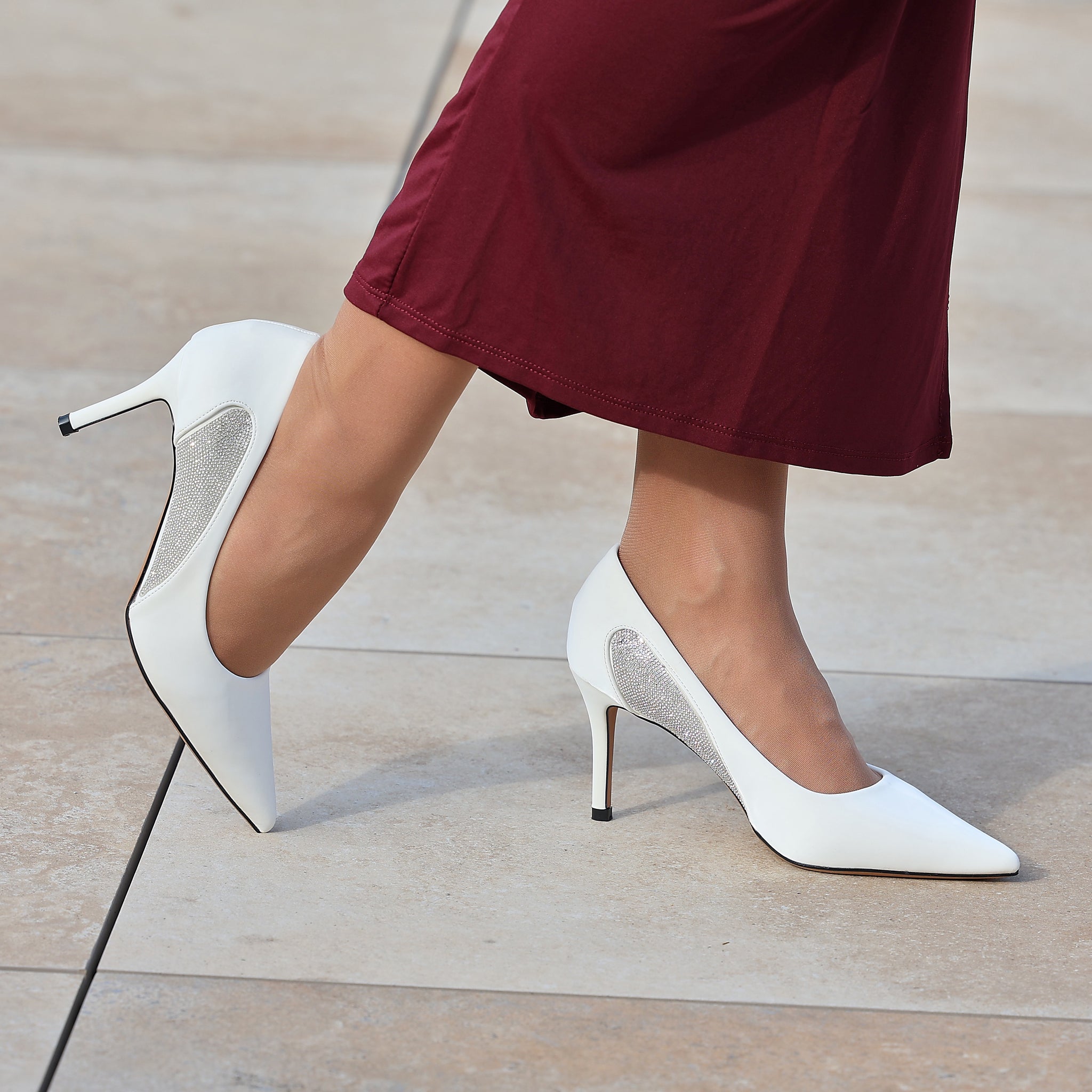 Dècolletè pumps in simil pelle verniciata con strass laterali Bianco