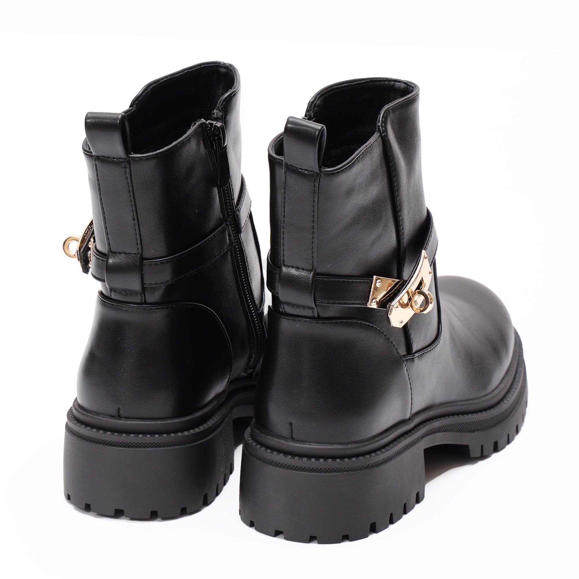 Stivaletti in simil pelle con fibbia dorata Nero