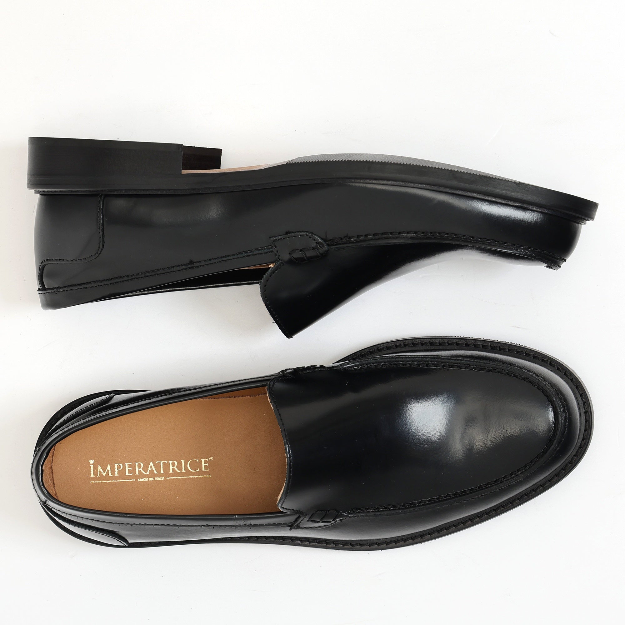 Mocassino liscio in pelle abrasivato con fondo in cuoio antiscivolo Nero