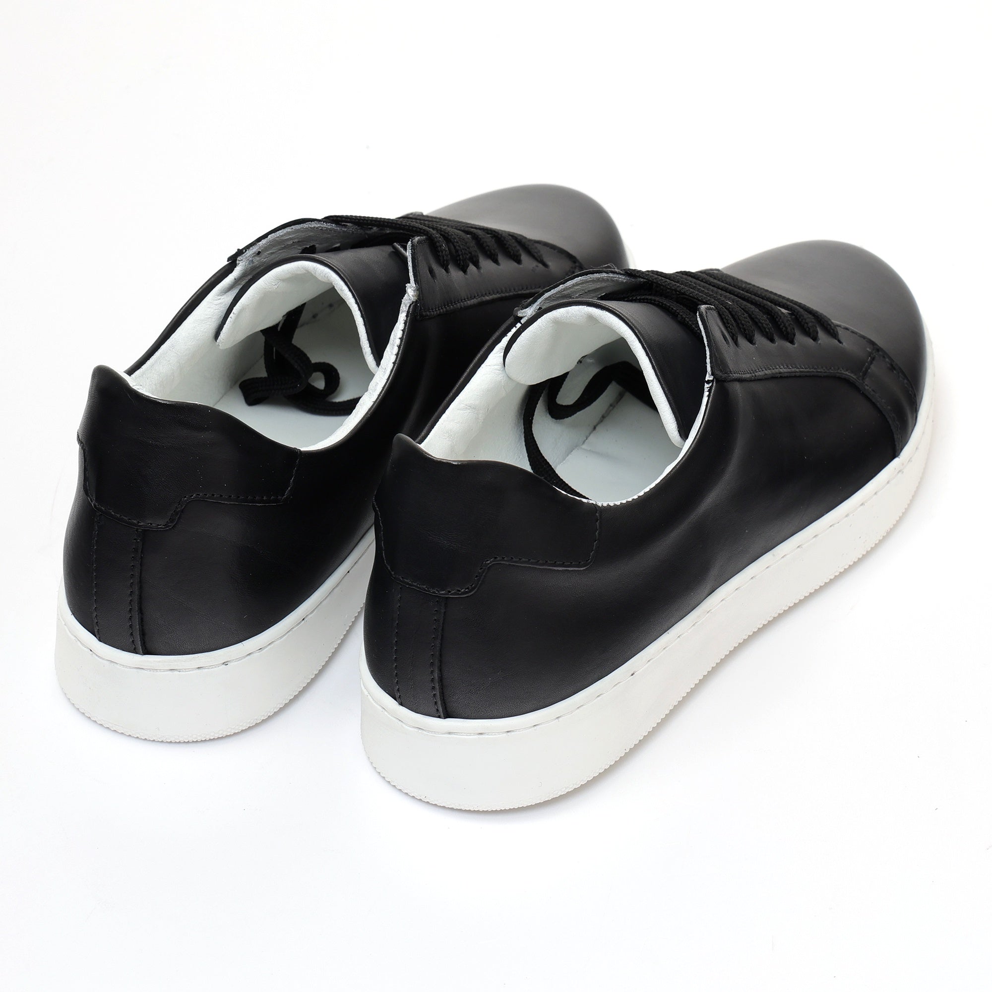Sneakers stringate in pelle di vitello Nero