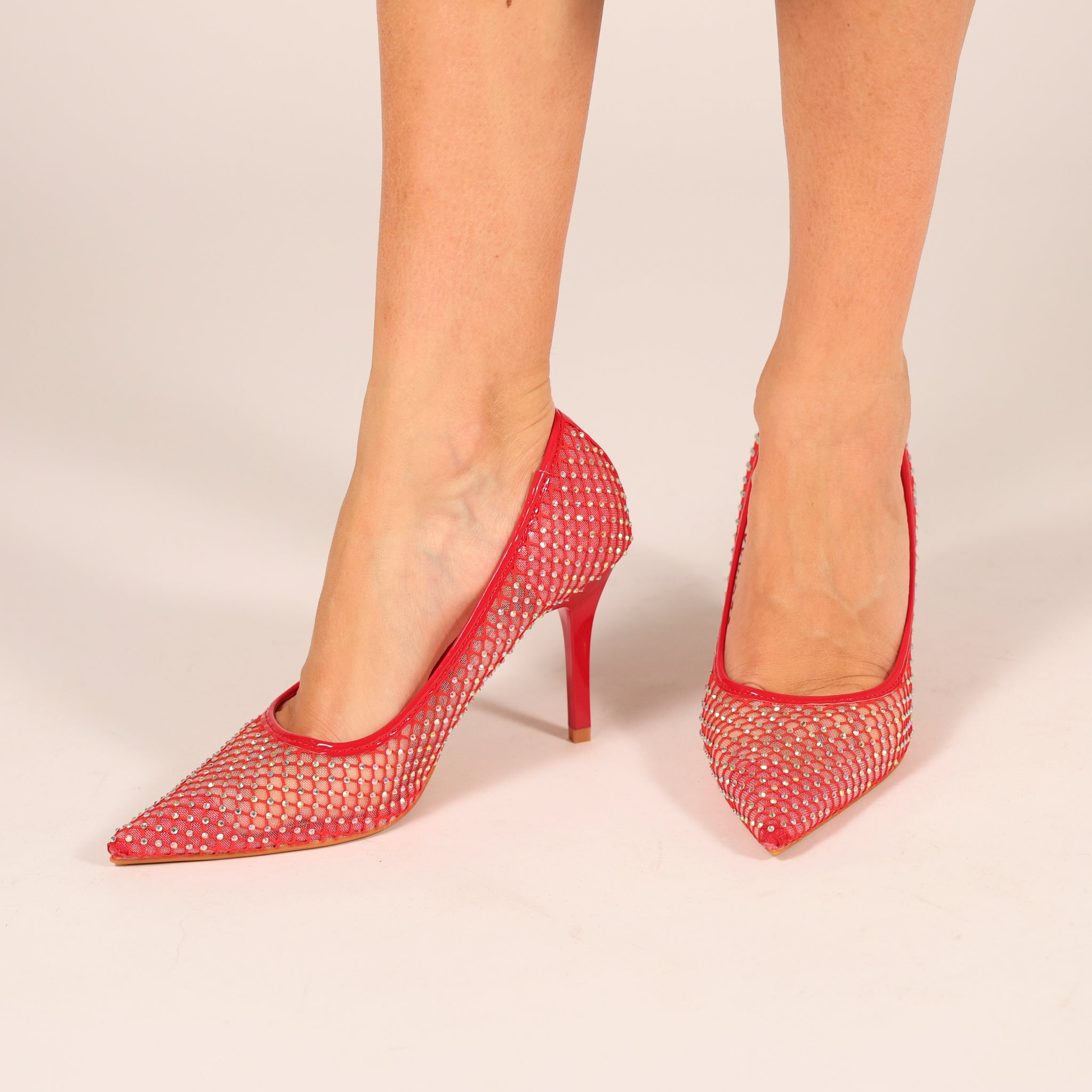 Dècolletè pumps in simil pelle con tomaia bucherellata ricoperta di strass Rosso