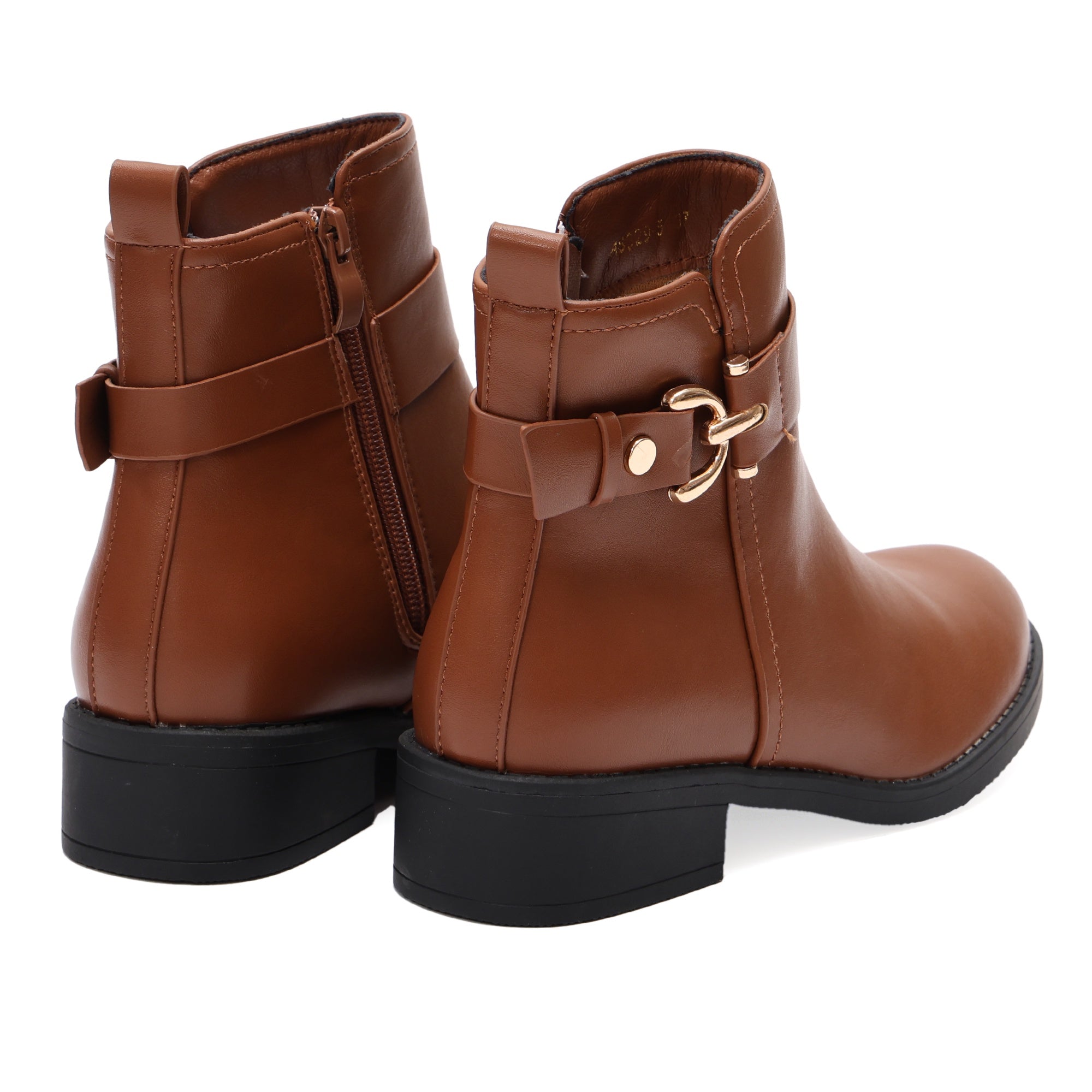 Stivaletto in simil pelle con fibbia dorata Cammello