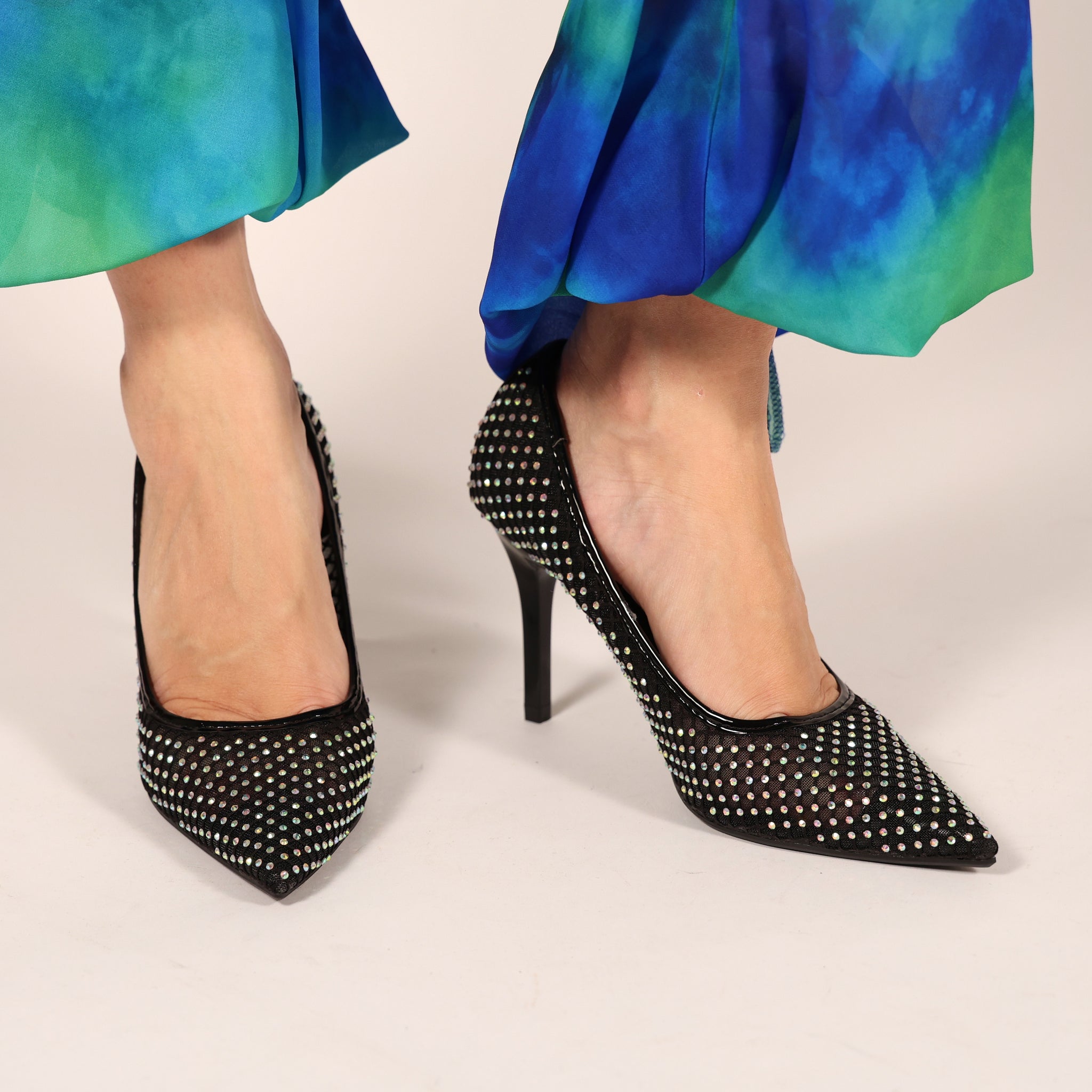 Dècolletè pumps in simil pelle con tomaia bucherellata ricoperta di strass Nero
