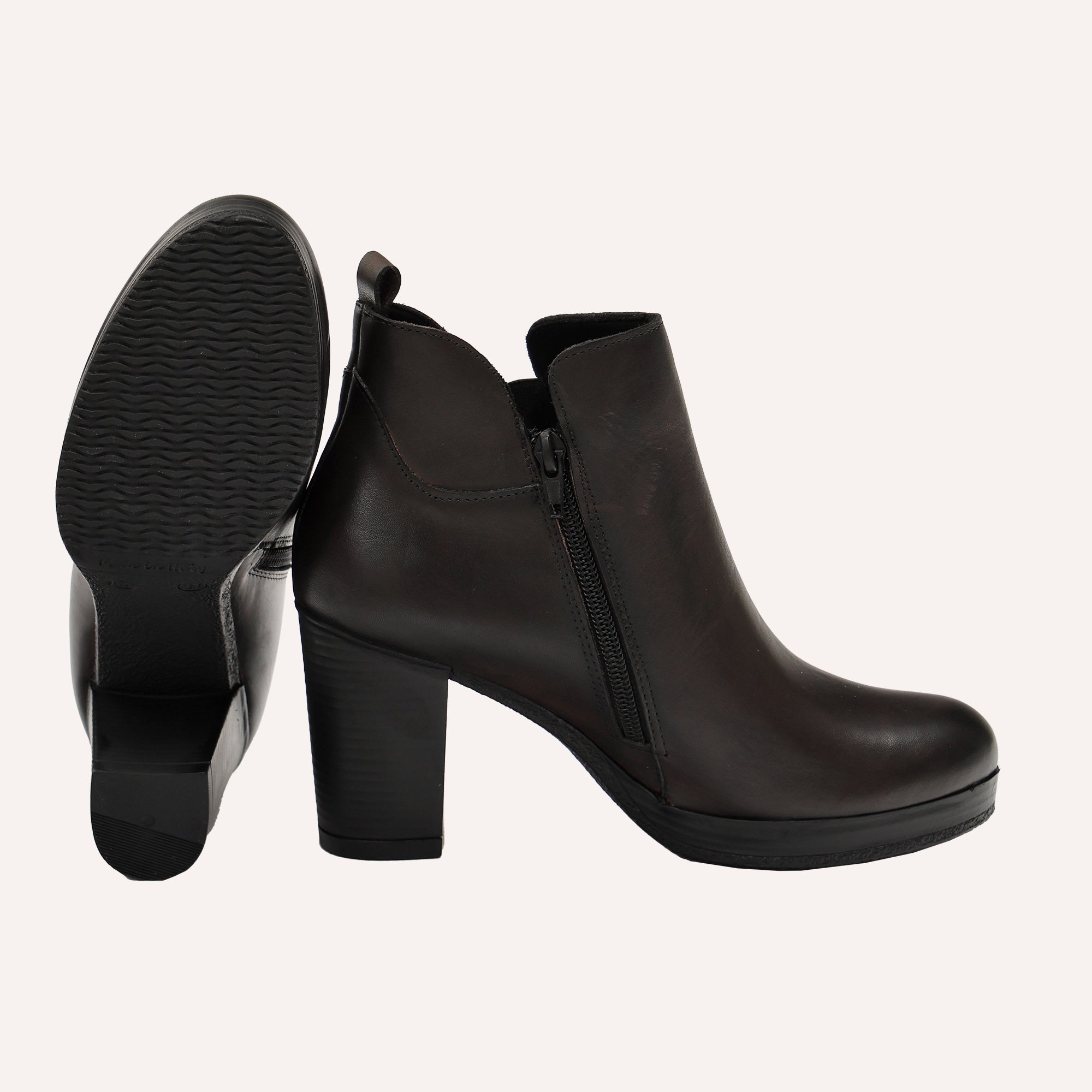 Stivaletto in vera pelle con tacco e fascia elastica Testa di moro