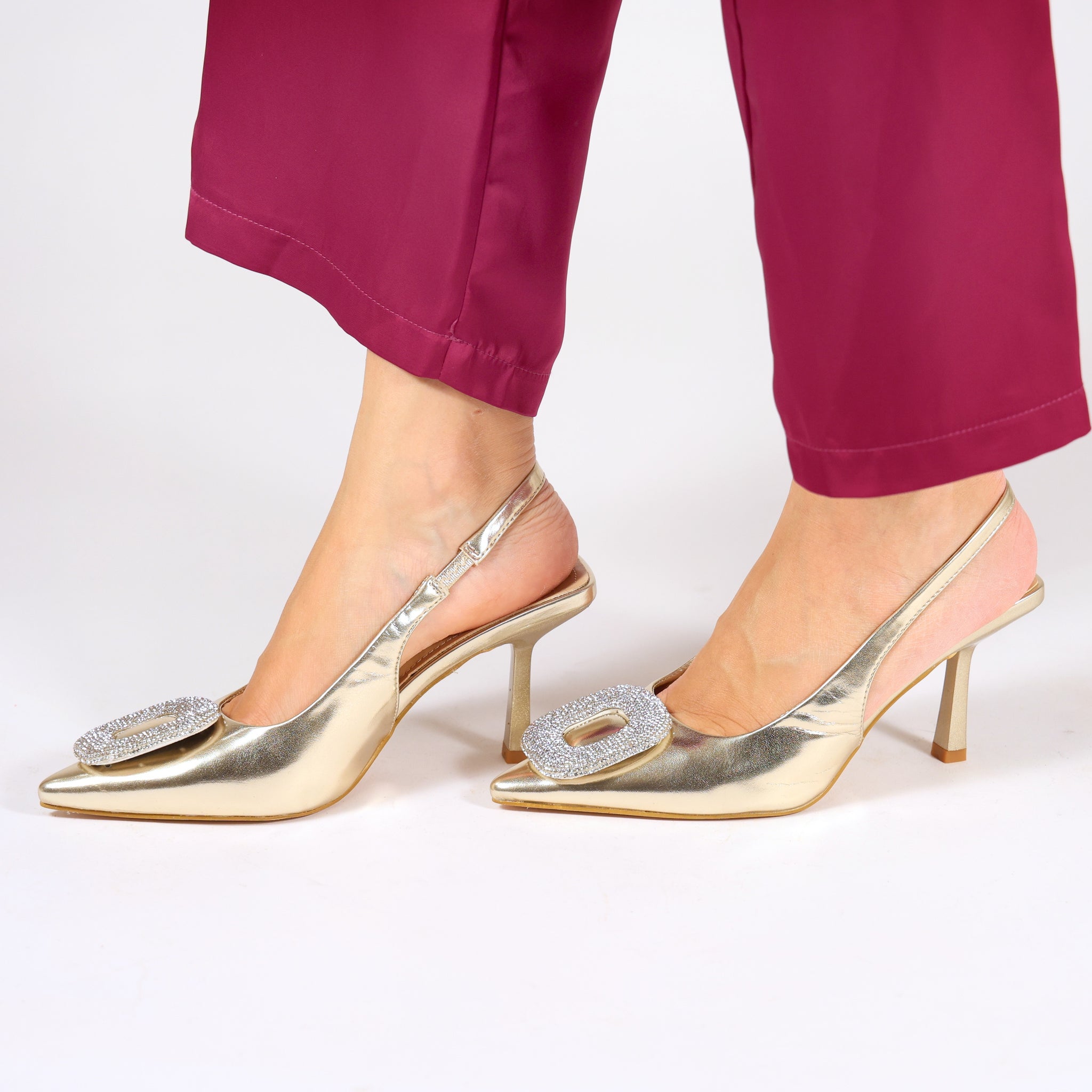 Dècolletè slingback in simil pelle con dettaglio strass sulla punta Dorato